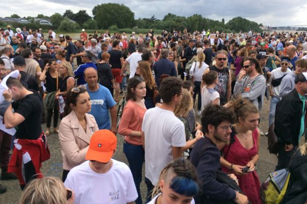 Plusieurs centaines de personnes sur le quai Wilson à Nantes pour le rassemblement - Où est Steve ?  