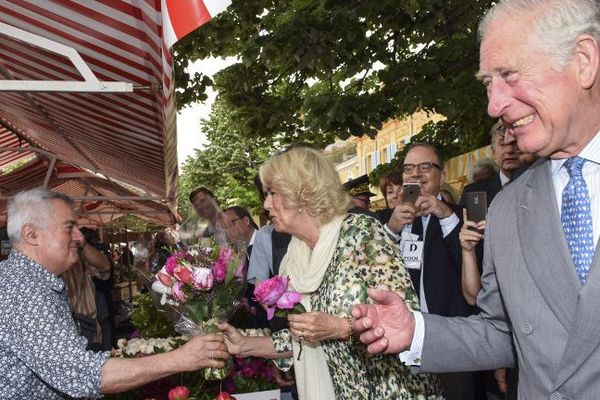 Le prince de Galles et son épouse avec un marchand de fleurs du cours Saleya à Nice.