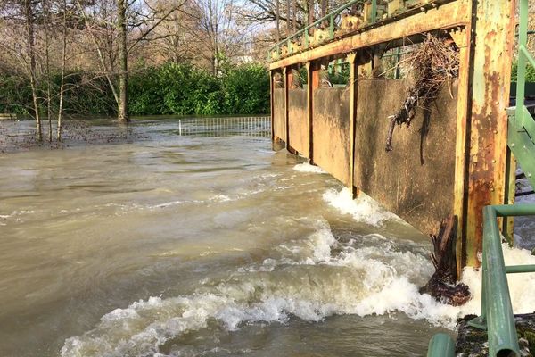 Le barrage de Larrey sur l'Ouche, un ouvrage appartenant à Voies Navigables de France