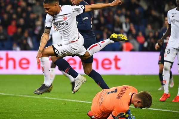 Le gardien dijonnais Runar Runarsson réalise un arrêt lors du match face au PSG, le 18 mai 2019.