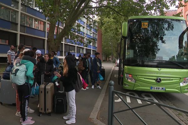 Une cinquantaine d'élèves peu avant leur départ pour l'Auvergne dans le cadre des "colonies apprenantes".