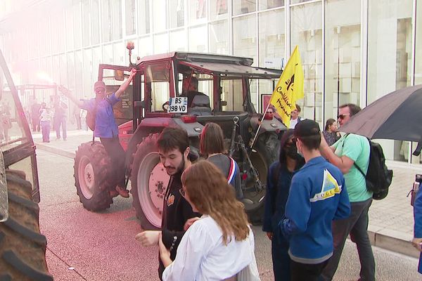 Les "anti-bassines" et les adversaires de la ferme aux 1.200 taurillons mènent un même combat, celui de la préservation de l'eau.