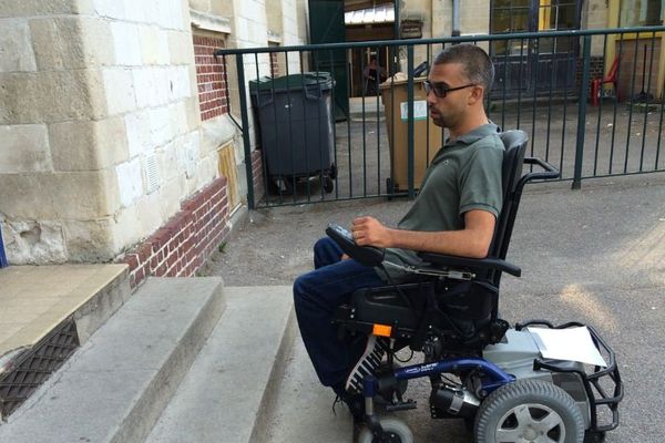 Xavier Videcoq ne peut pas emmener ses jumeaux jusque dans leur classe.