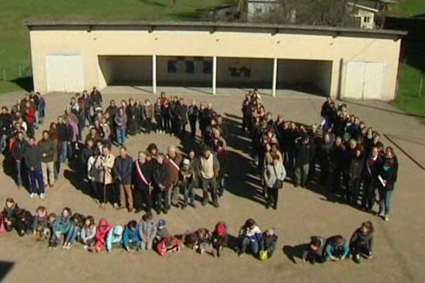 Les manifestants ont formé un "NON" dans la cour de l'école pour s'opposer à la fermeture annoncée d'une classe à Ferrières-sur-Sichon, dans l'Allier.