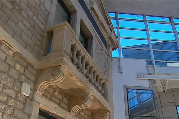 La façade historique de l'Ecole de Commerce a été conservée dans les nouveaux locaux de la Burgundy School of Business de Dijon, chaque brique qui la compose est vendue symboliquement 1000 euros