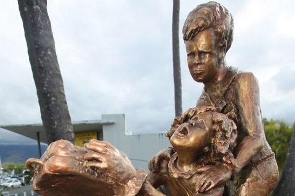 cette stèle récemment inaugurée à l'aéroport Rolland-Garros de La Réunion figure le déplacement des réunionnais vers la métropole, une première reconnaissance 