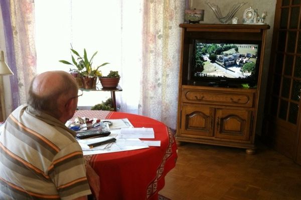 Alfred Pincemaille, 86 ans, regarde à son domicile de Charly-Oradour l'émission spéciale sur la visite des présidents français et allemand dans les ruines du village martyr mercredi 4 septembre 2013. Il est le dernier survivant lorrain du massacre du 10 juin 1944.