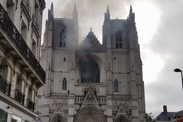 Un incendie en cours à la cathédrale de Nantes, les pompiers sur place, le 18 juillet 2020