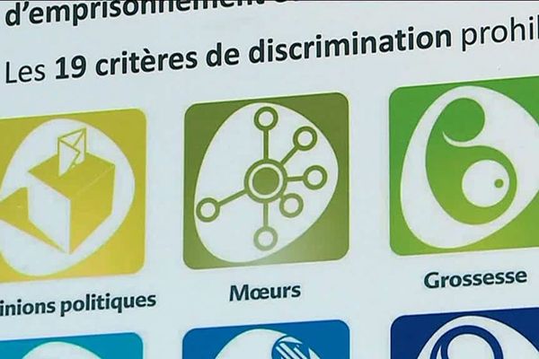 A ce jour, la loi reconnait plus de 25 critères de discrimination. Les conventions internationales et textes européens définissent un socle de critères fondés sur les caractéristiques de la personne. D'autre part, le législateur français a ajouté des critères spécifiques. 