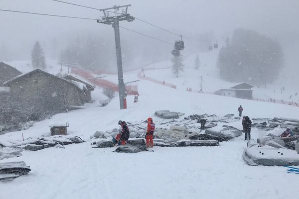 Les équipements de l'aire d'arrivée, sous le blizzard, ont été démontés ce matin à Val d'Isère.