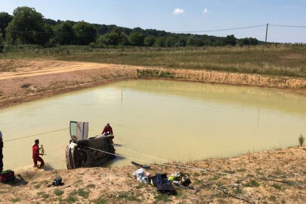 Une auto a fait une sortie de route et a plongé en contrebas de la RCEA dans un bassin de rétention.