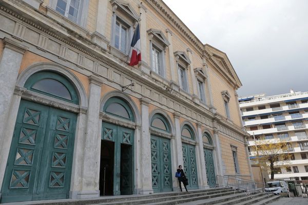 Ce mercredi 10 avril, le tribunal de Bastia a condamné un couple adultérin pour avoir menacé le mari trompé en se faisant passer pour le FLNC.