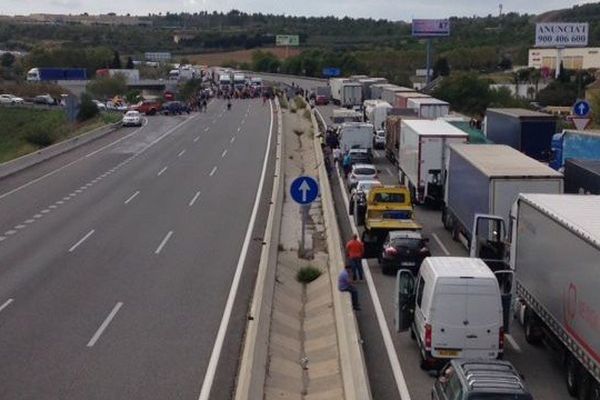 Autoroute bloquée à Figueres dans le cadre de la grève générale en Catalogne.