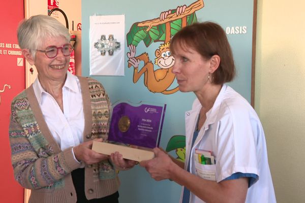 Le prix Gattefossé 2024 remis au docteur Blandine Papi, du service de soins continus de l'hôpital de Firminy