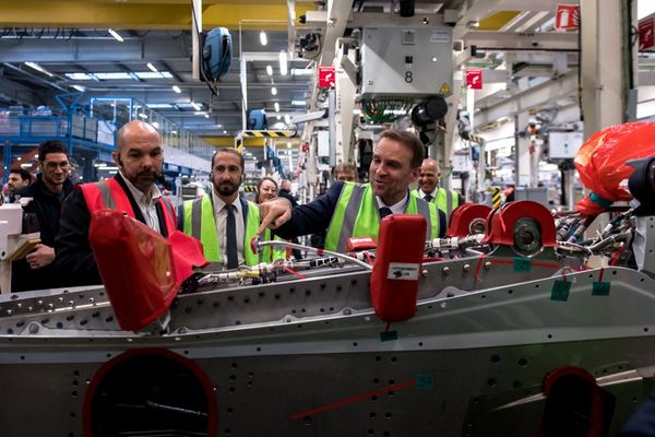 Marc Ferracci, ministre délégué chargé de l'Industrie, en visite sur une ligne d'assemblage d'Airbus à Toulouse, lundi 18 novembre 2024.