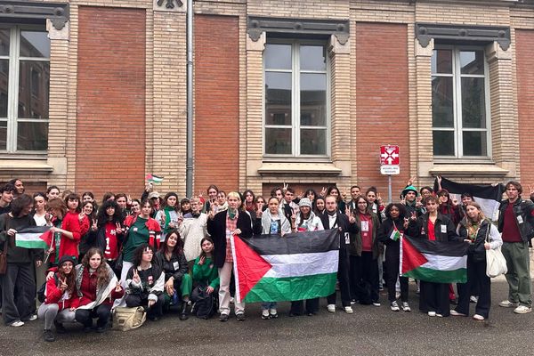 Lundi 6 mai 2024 : une cinquantaine d'étudiants prennent la pose devant les murs de Sciences Po Toulouse avec un "dress code" aux couleurs de la Palestine.