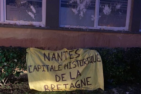 Les locaux professionnels du mari de Christelle Morançais dégradés par des "bonnets rouges", le 19 janvier 2019