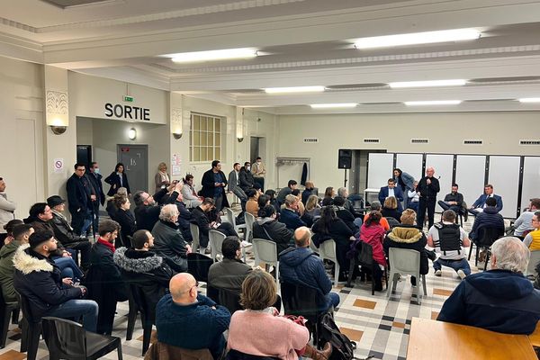 Le foyer restaurant du théâtre Pierre de Roubaix fait salle comble pour le débat de la présidentielle 2020 à Roubaix.