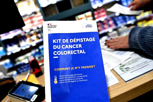 Votre personnel de pharmacie peut vous remettre un kit si vous avez entre 50 et 74 ans.