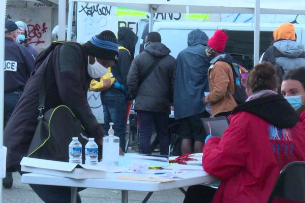 L'évacuation du collège Maurice Scève s'est déroulée dans le calme le mardi 27 octobre 2020 en présence d'associations et de l'Office Français de l'Immigration 