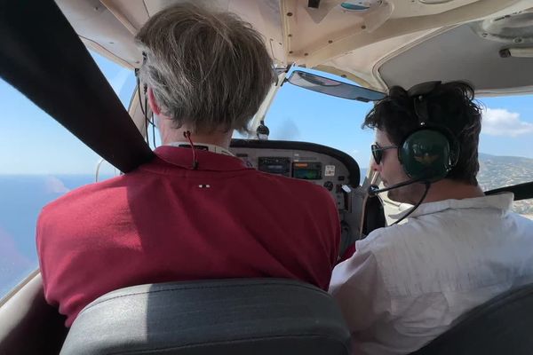 8 personnes autistes ont pu survoler le ciel cannois à bord d'un avion financé par Aviation sans Frontières .