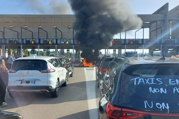 Le péage sur l'A7 est bloqué dans les deux sens ce lundi, en fin de matinée.