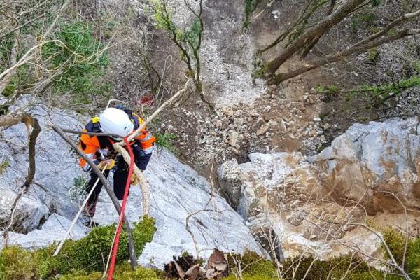 Après une semaine d'expertises techniques, les travaux démarrent sur la falaise du doigt du Diable près de Nantua.