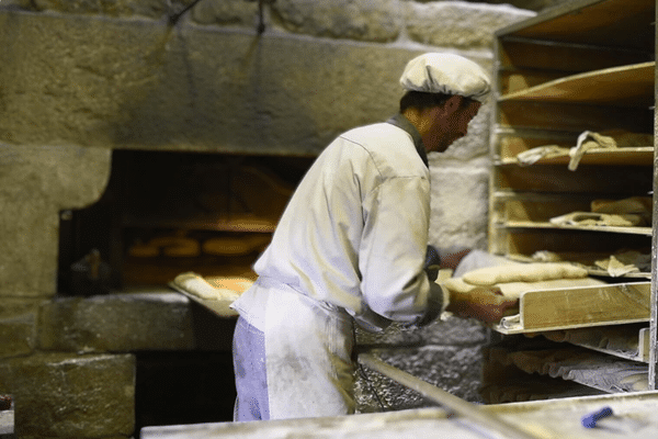 Benoît Brissot dans son fournil La Pierre à pain sur l'Île de Vassivière.