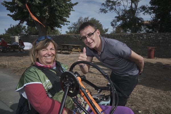 Tanguy Coureau parle du handbike avec François Hervé, participante à  l'EDF ADN TOUR 2022.