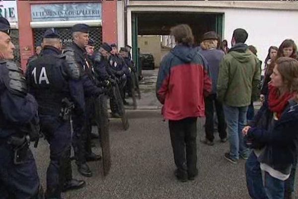 Un  important dispositif policier a été déployé devant l'immeuble occupé par les demandeurs d'asile.