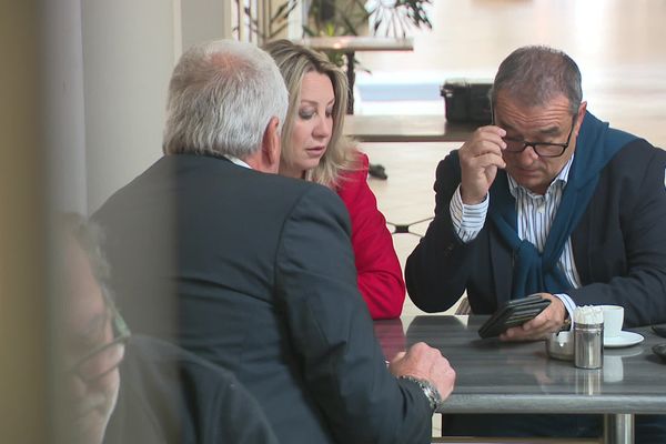 Nathaly Antona (en rouge, à gauche) et François Filoni (à droite)