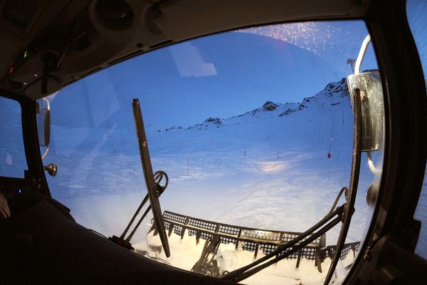 Skier la nuit peut être dangereux, notamment à cause des dameuses qui circulent sur les pistes.