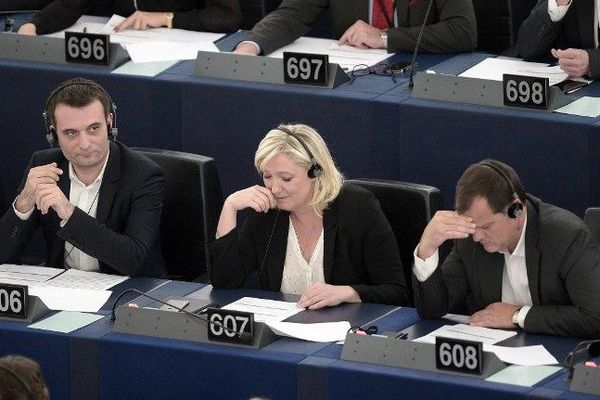 Florian Philippot (à gauche) aux côtés de deux autres parlementaires européens FN, Marine Le Pen et Louis Alliot, au Parlement européen de Strasbourg le 19 mai dernier. 