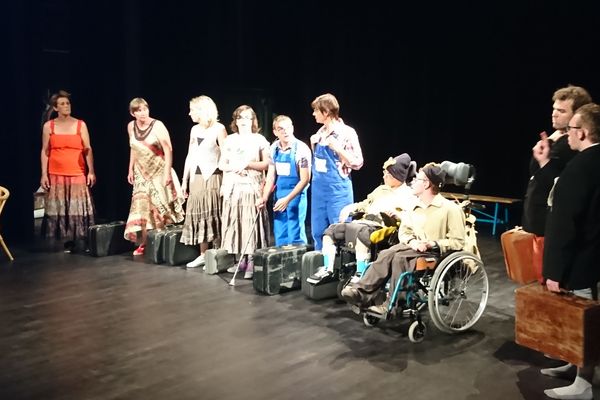 La troupe compte une vingtaine de membres : enfants, jeunes handicapés et adultes encadrants. 