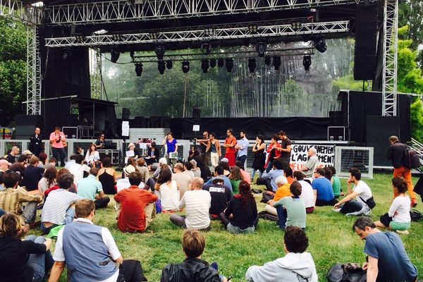 Les intermittents en assemblée générale sur le site du festival Rio Loco à Toulouse