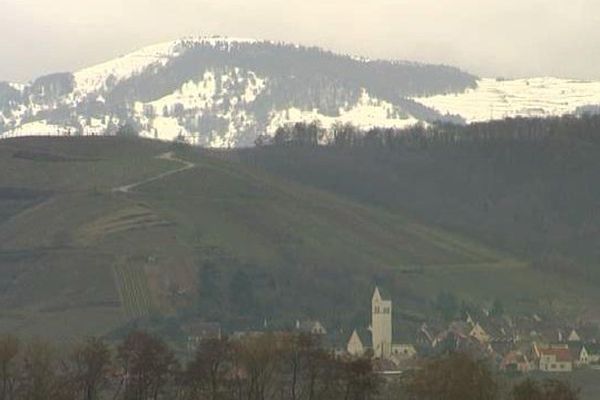 Au loin, la station du lac Blanc