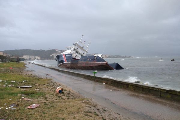 Le bâtiment phare et balises "Îles Sanguinaires II", victime de la tempête Bella