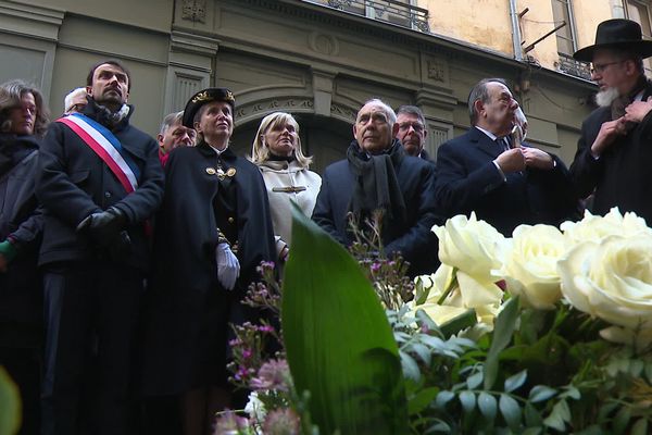 Pour commémorer les 80 ans de la rafle, de nombreuses personnalités politiques se sont recueillies devant la plaque commémorative, située au 12 rue Sainte-Catherine.