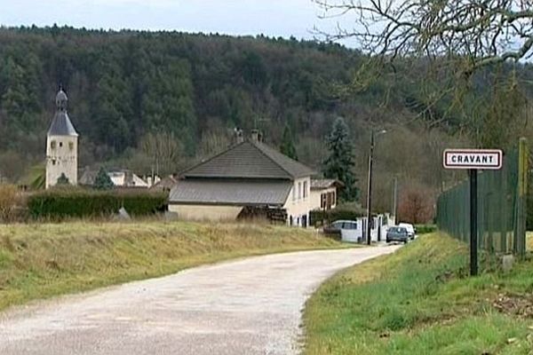 Le corps d'un jeune homme de 29 ans avait été découvert calciné dans sa voiture dans une zone boisée à Cravant, le 3 décembre 2013.