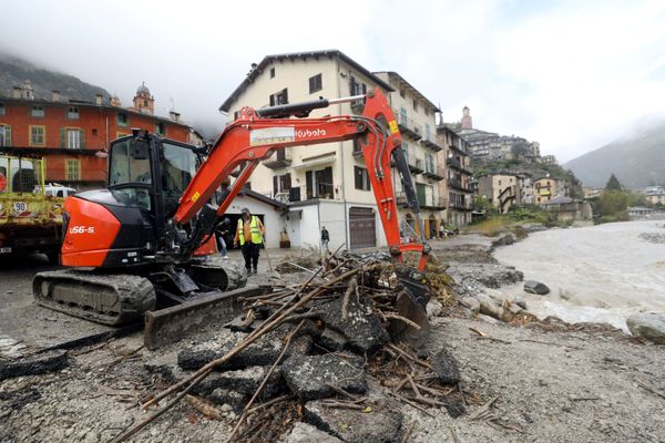 A Tende, le nettoyage du passage à gué inondé par la Roya, quelques heures après le passage de la tempête Aline le 20 octobre 2023.