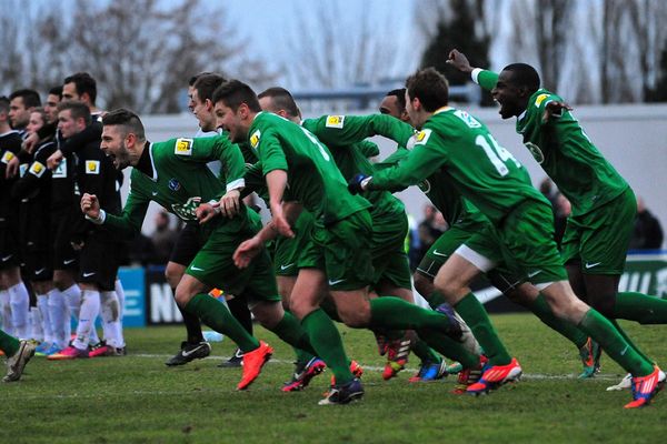 La joie des joueurs de Croix après leur victoire face à Saint-Amand en 32ème de finale de la Coupe de France. 