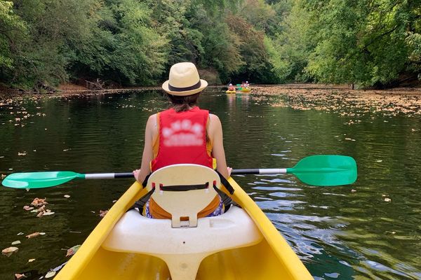 Un canoë sur la Vézère, en Dordogne.