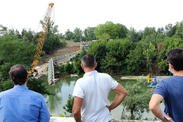 29 juillet 2021. Des curieux assistent aux opérations de relevage des différents éléments encore sous l'eau après l'effondrement du pont de Mirepoix-sur-Tarn.