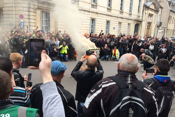 Les manifestants ont mis le feu à un radar en carton devant la préfecture de Côte-d'Or.