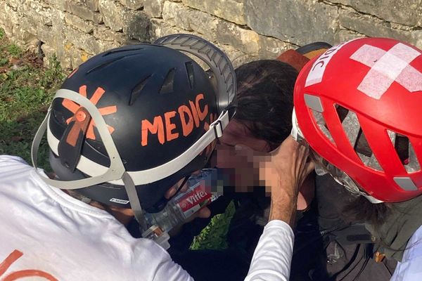 Robin, flouté, est pris en charge par un street-medic en marge de la manifestation. Le jeune homme vient d'être blessé à la tête, possiblement par "un tir de LBD40", disent ses soutiens.