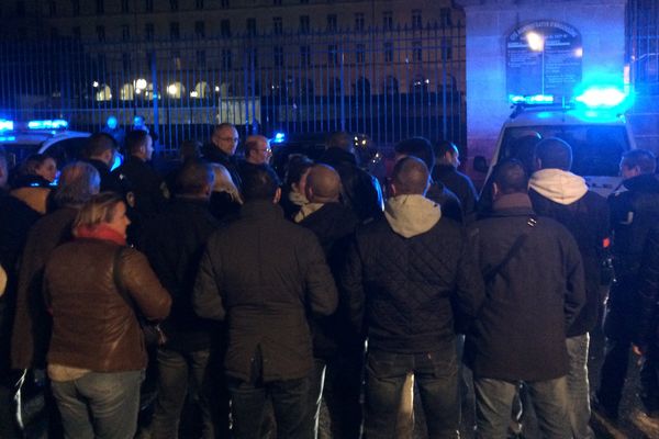 Les policiers rassemblés devant les grilles de la préfecture à Angoulême (16)