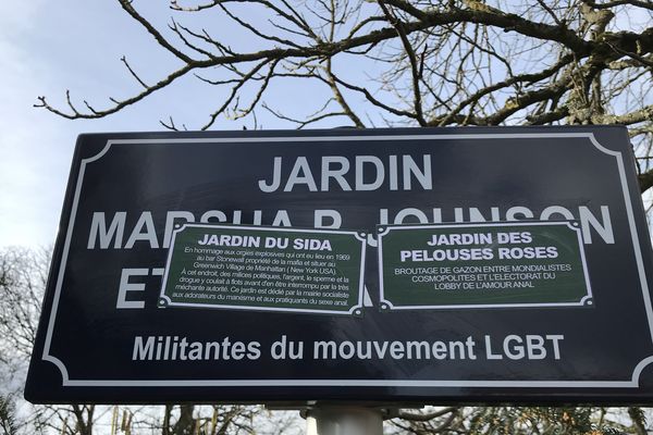 Les étiquettes ont été collées pendant la nuit.