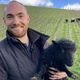 Guillaume Harlin, vigneron et berger, avec l'un de ses moutons d'Ouessant.