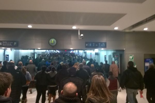 Après l'évacuation du Stade de France, les voyageurs doivent quitter la Gare de Nord.