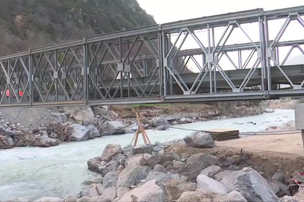 Ce pont de secours, mis à disposition par le CEREMA (Centre d'études et d'expertise sur les risques, l'environnement, la mobilité et l'aménagement), a été financé par le département et la mairie de Breil-sur-Roya. 